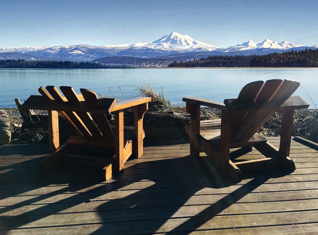 Secluded Cabins in Washington State with cascade mountain views and private beach close to town and ferry