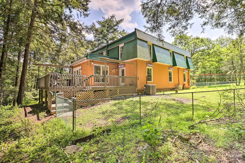 Spacious Cabin with Hot Tub, Game Room & Fire Pit!