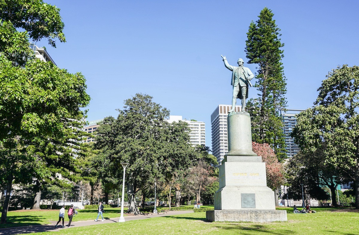 Statue of Captain Cook in the park