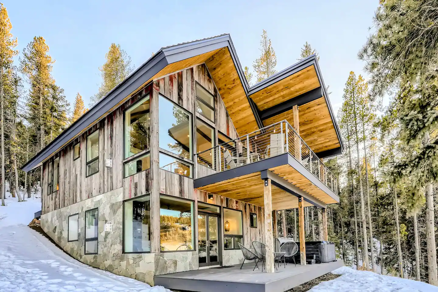 Cabin on the River with Hot Tub, BBQ + Fire Pit