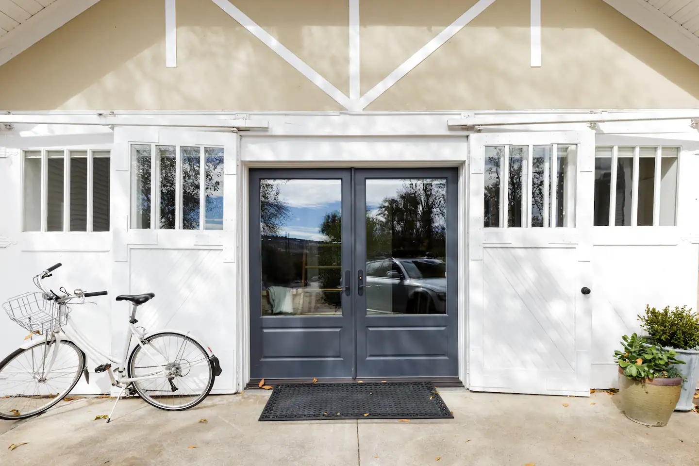 Industrial Chic Carriage House Close to Pearl Street