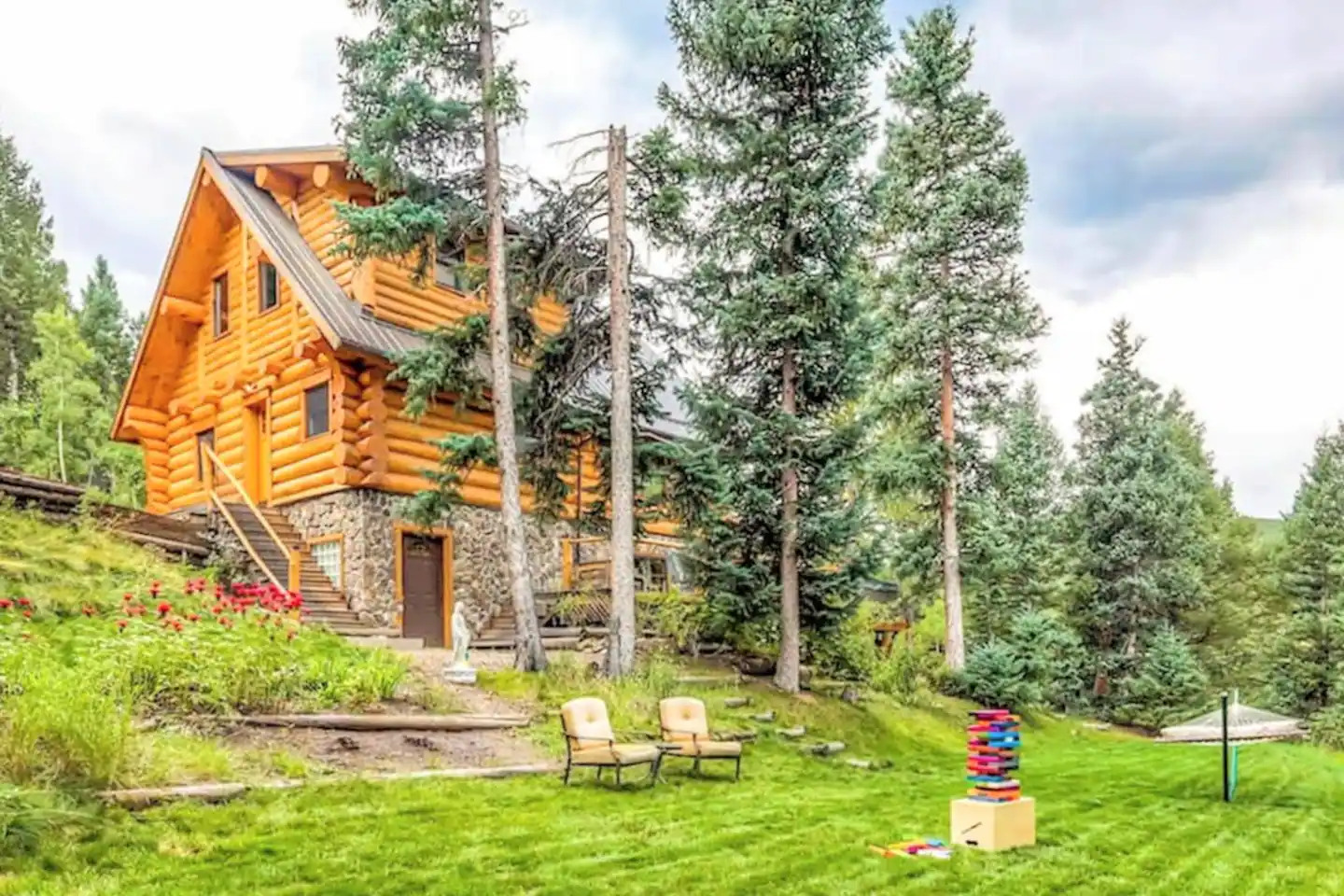 Log Cabin with Hot Tub, BBQ & Fire Pit on the River