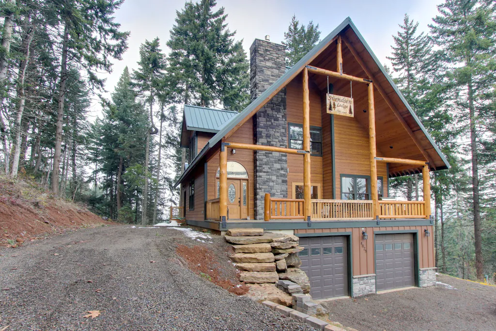 Luxury Mt. Hood Cabin with Private Deck, Game Room & Pool Table