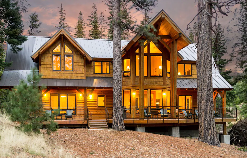 Spacious Luxury Cabin Rental with Hot tub