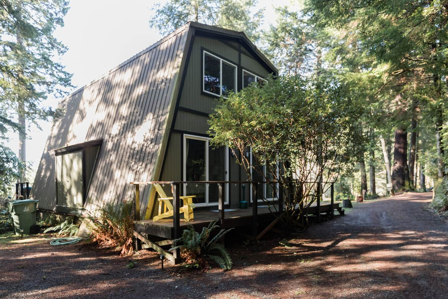 Tree-Top Lodge in the Hillside Overlooking Tenmile Lake