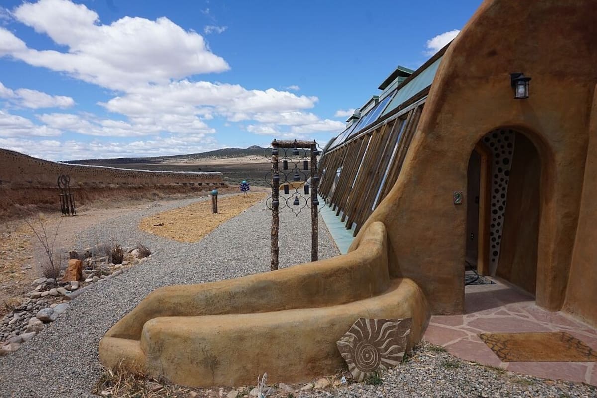 Lemuria Earthship - Unique Glamping in New Mexico