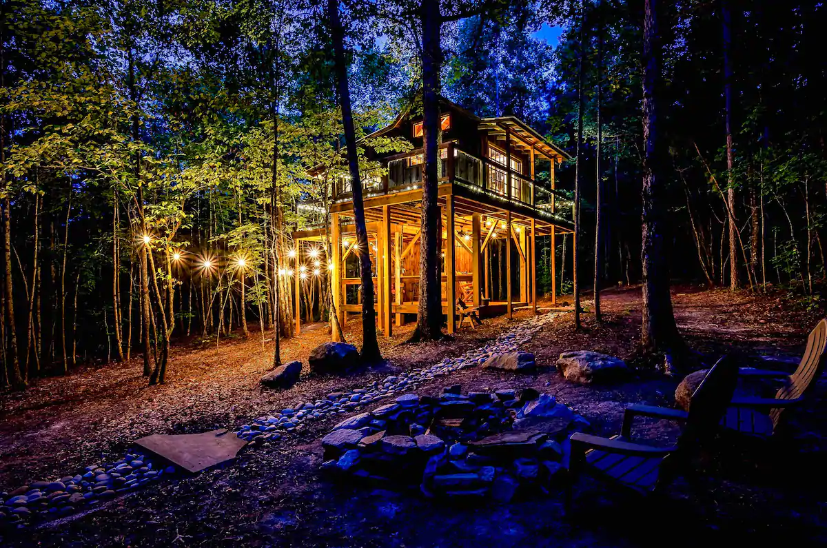 THE BELLA LUNA ROMANTIC MOUNTAIN TREEHOUSE Glamping South Carolina