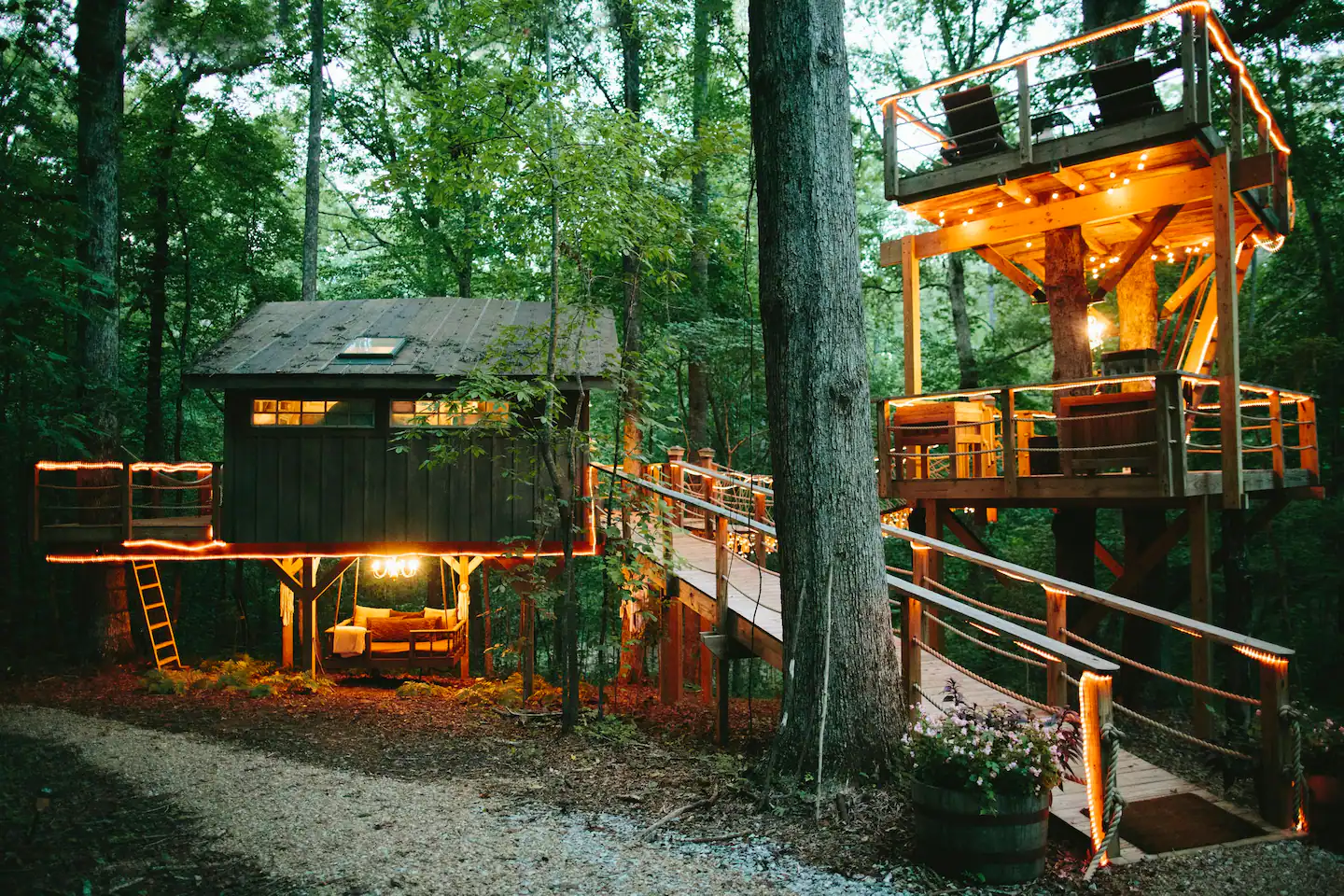 THE MAJESTIC TREEHOUSE ROMANTIC GLAMPING LUXURY RETREAT