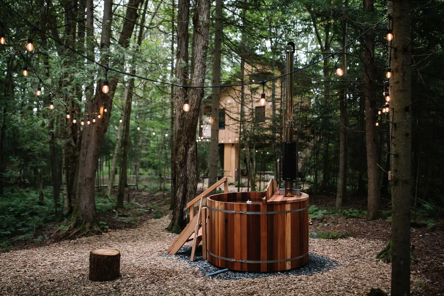 The Baltic - Luxury Treehouse Glamping with Hot Tub