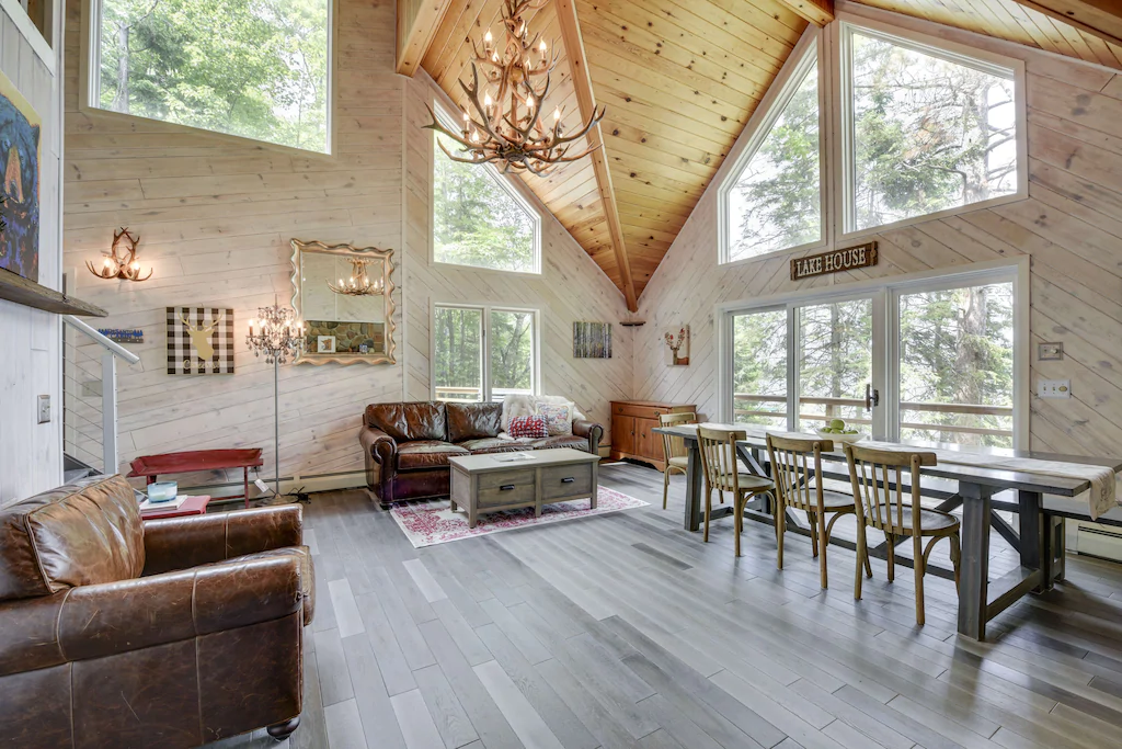 Luxury Modern Cabin On Deer Lake with Hot Tub