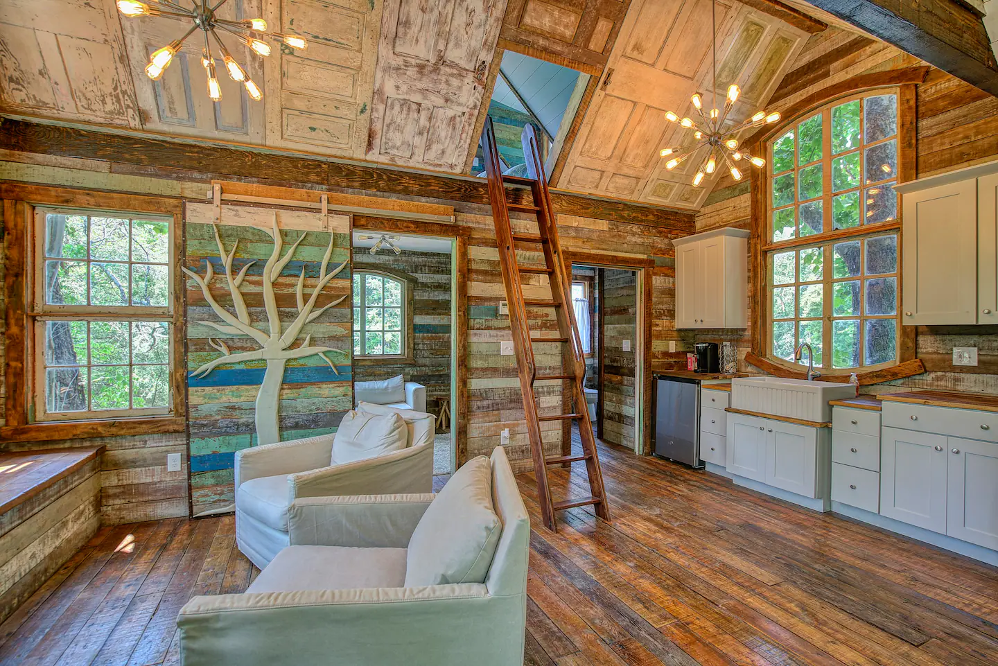 The Bostonian - Treehouse Glamping Tennessee
