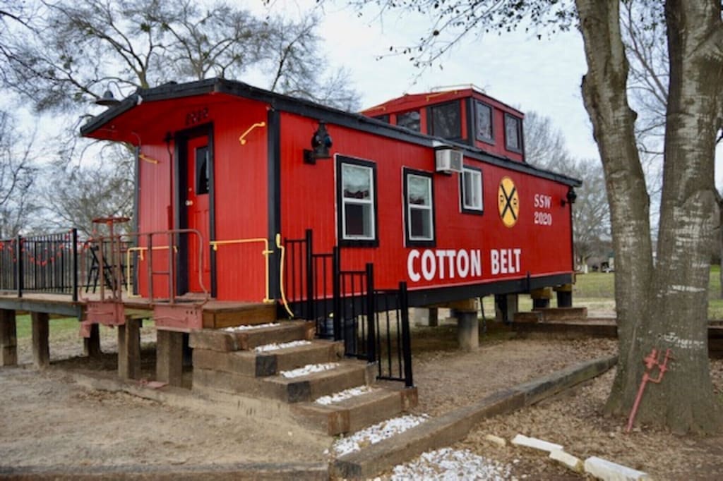 Water Front 1920's Vintage Cotton Belt Caboose - Glamping Texas