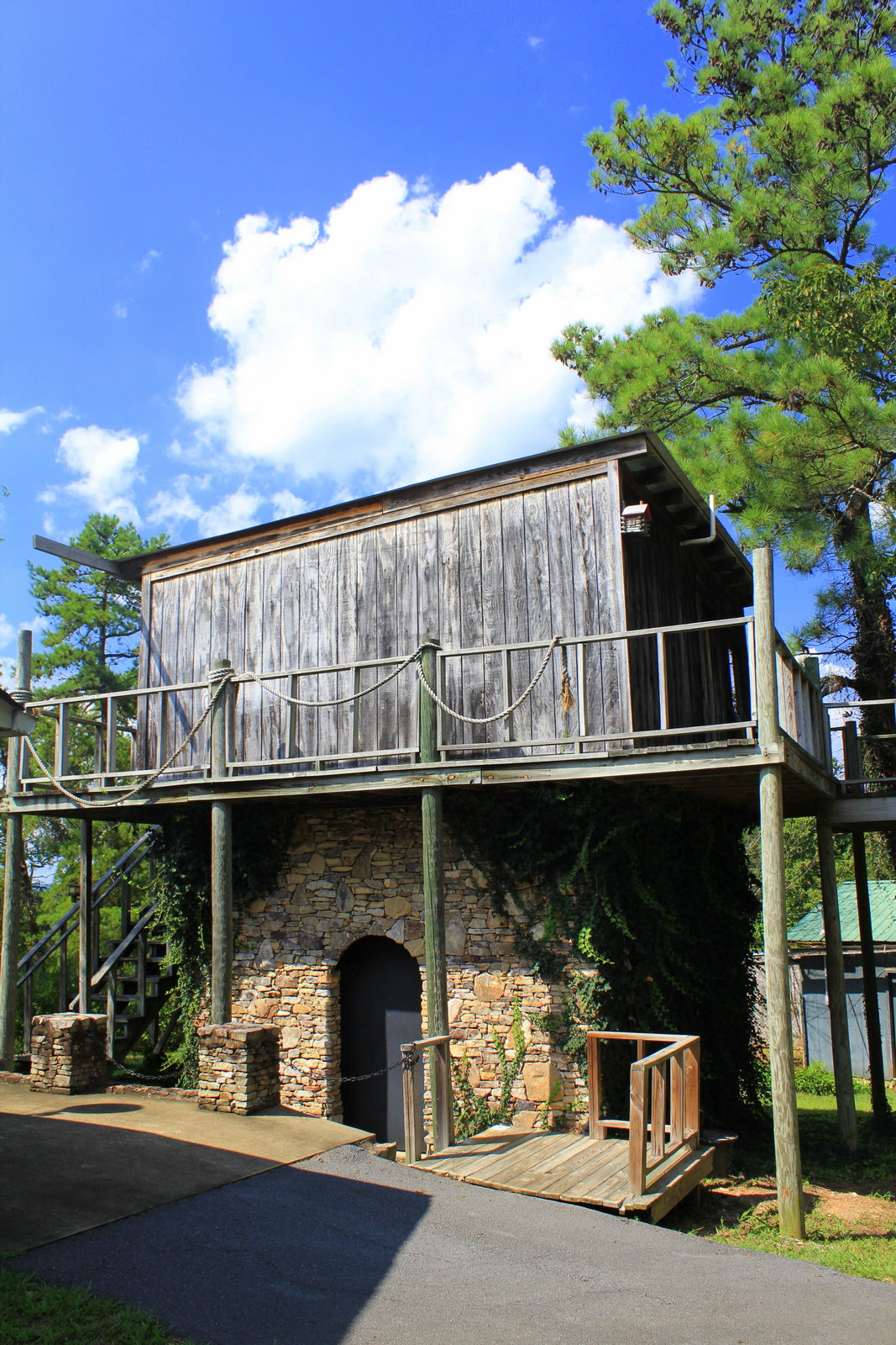 Treehouse glamping in Alabama