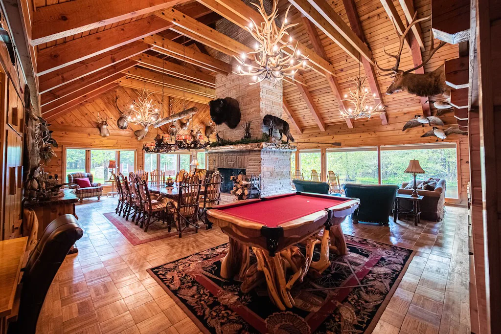 A grand living come dining room