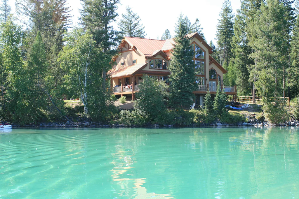 Luxury lakefront cabin in Montana