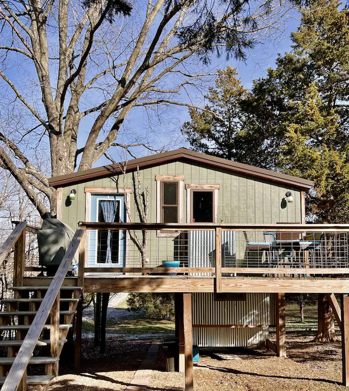 Beautiful Jaybird Treehouse Glamping Illinois