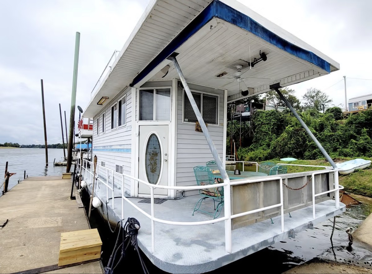 Houseboat Glamping in Louisiana