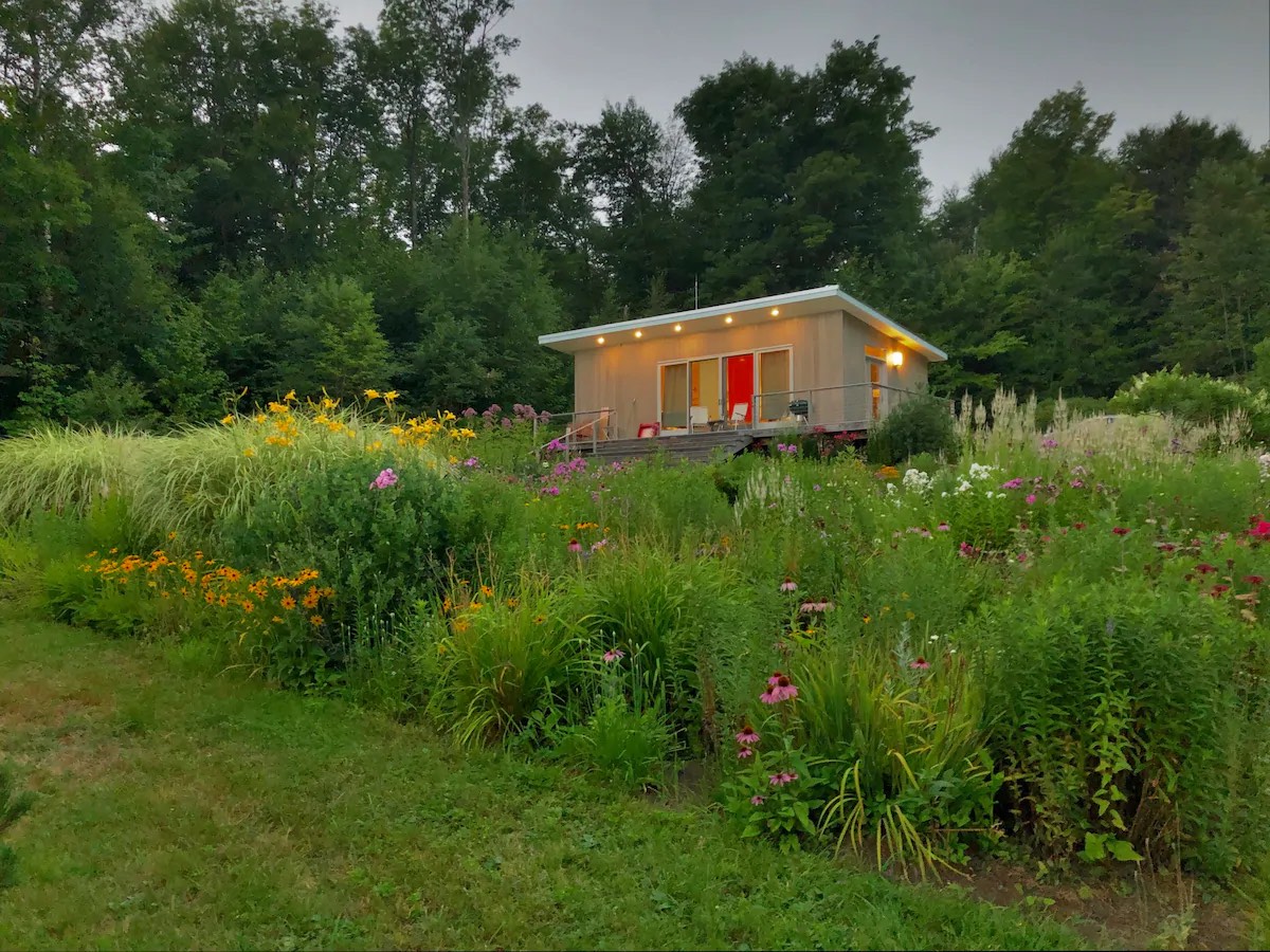 Serene Artist's Cottage with Mountain Views