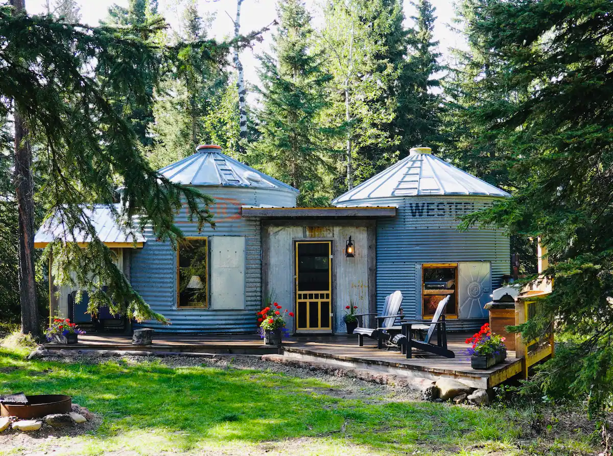 Romantic Retreat in Tin Bins Cabin - Glamping Alberta