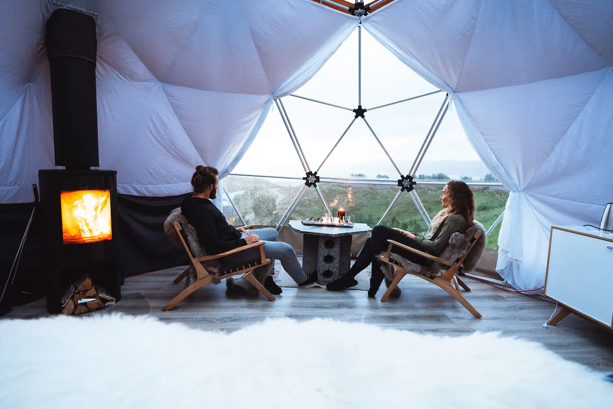 Arctic Dome med badestamp - Glamping Norway
