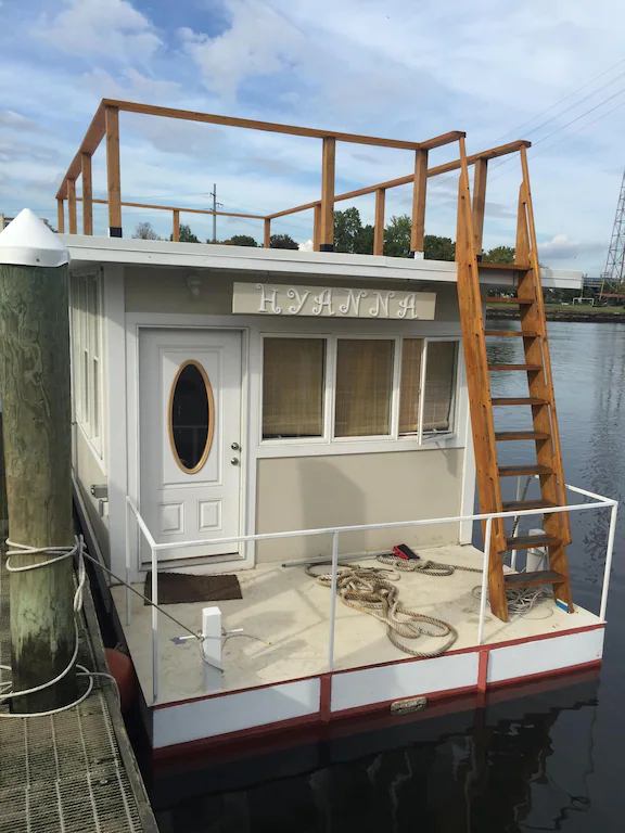 Houseboat Hyanna - Floating Tiny House - Downtown Providence