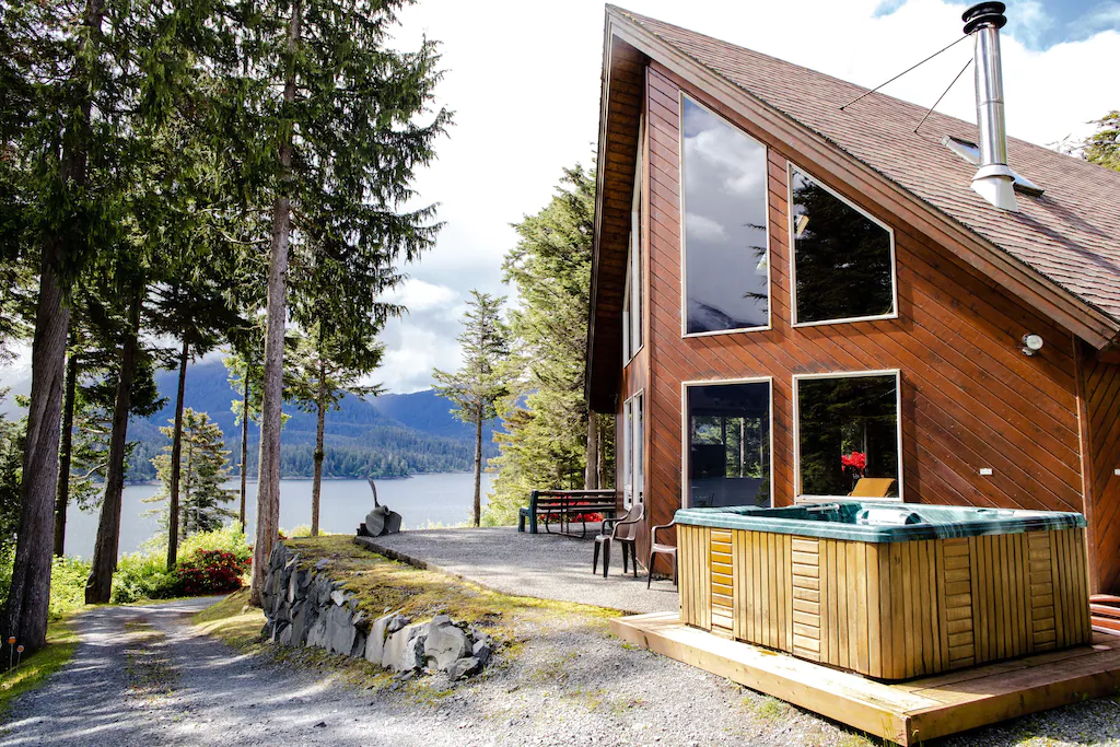 Golden Alaskan Lodge with Hot Tub