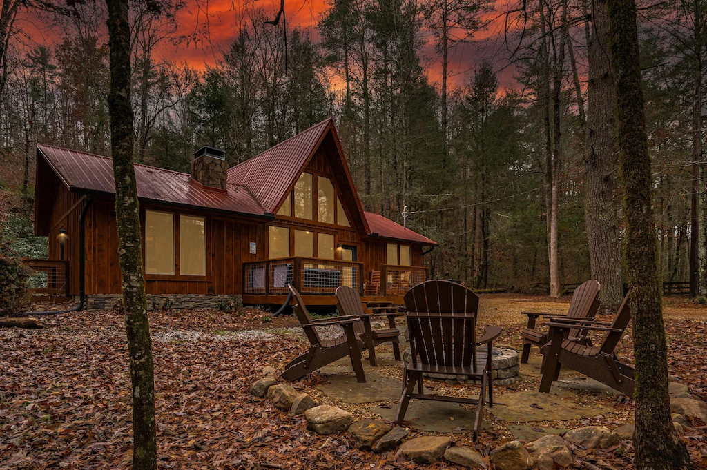 Creekside Hideaway - Luxury Cabin Pigeon Forge