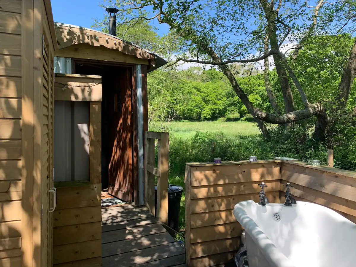 Glamping In Traditional Hut - New Forest
