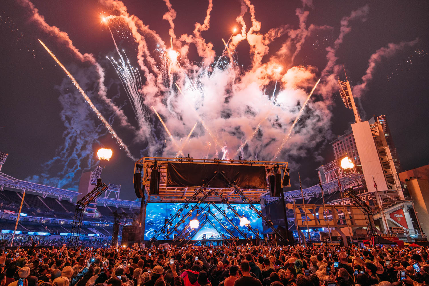 মার্কিন যুক্তরাষ্ট্রে 6টি সেরা NYE ইলেকট্রনিক সঙ্গীত উৎসব